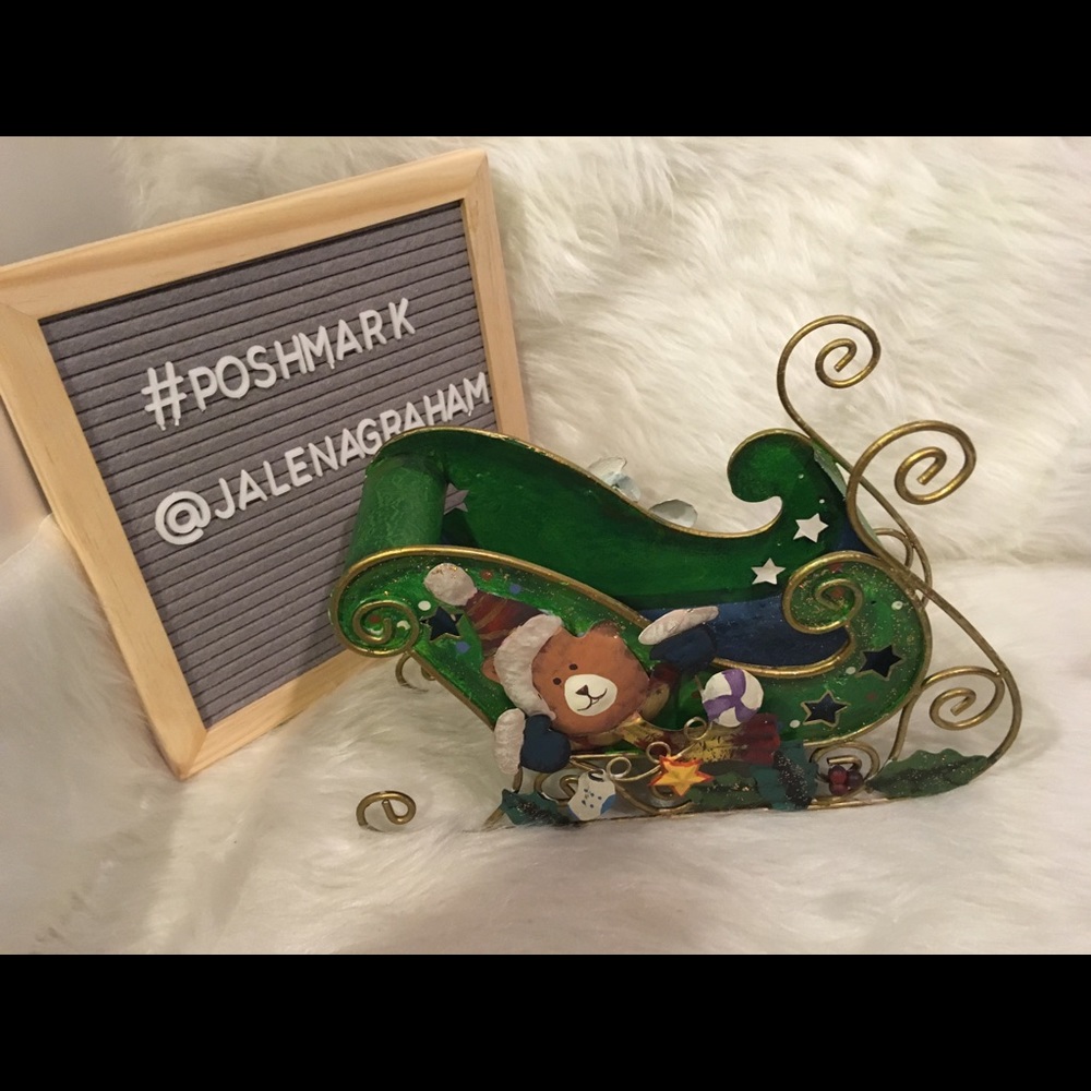 Green metal Santa’s sleigh decor